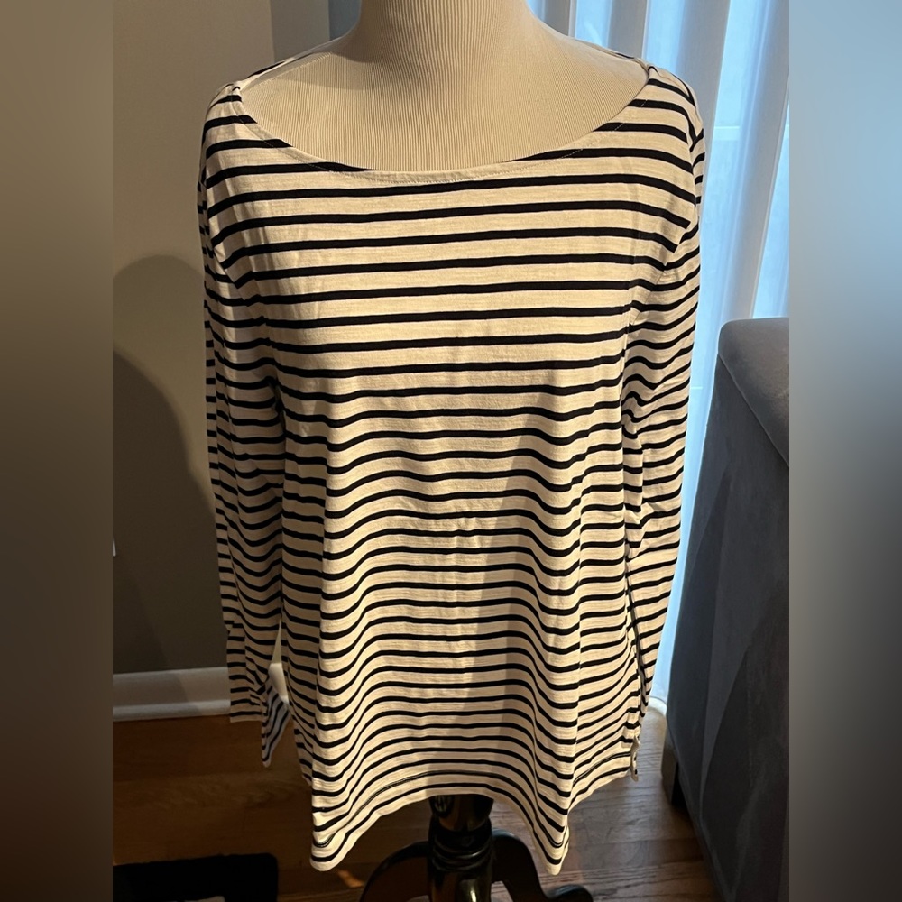 NWT banana republic boatneck long sleeve shirt. Cute black/white stripe pattern.